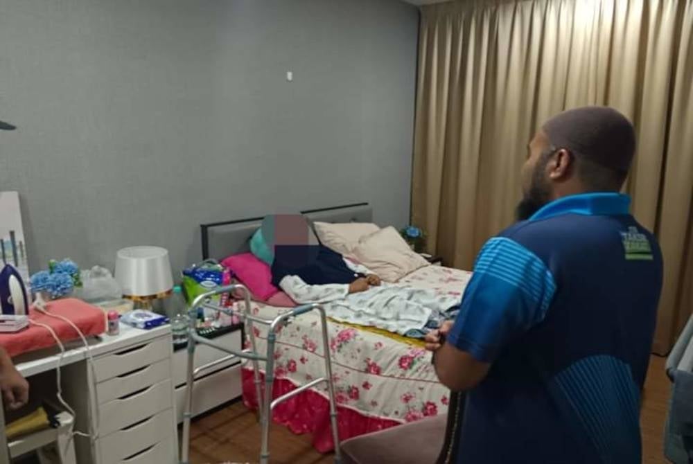 LZT turut memuatnaik gambar ketika melawat pesakit terbabit di hospital.