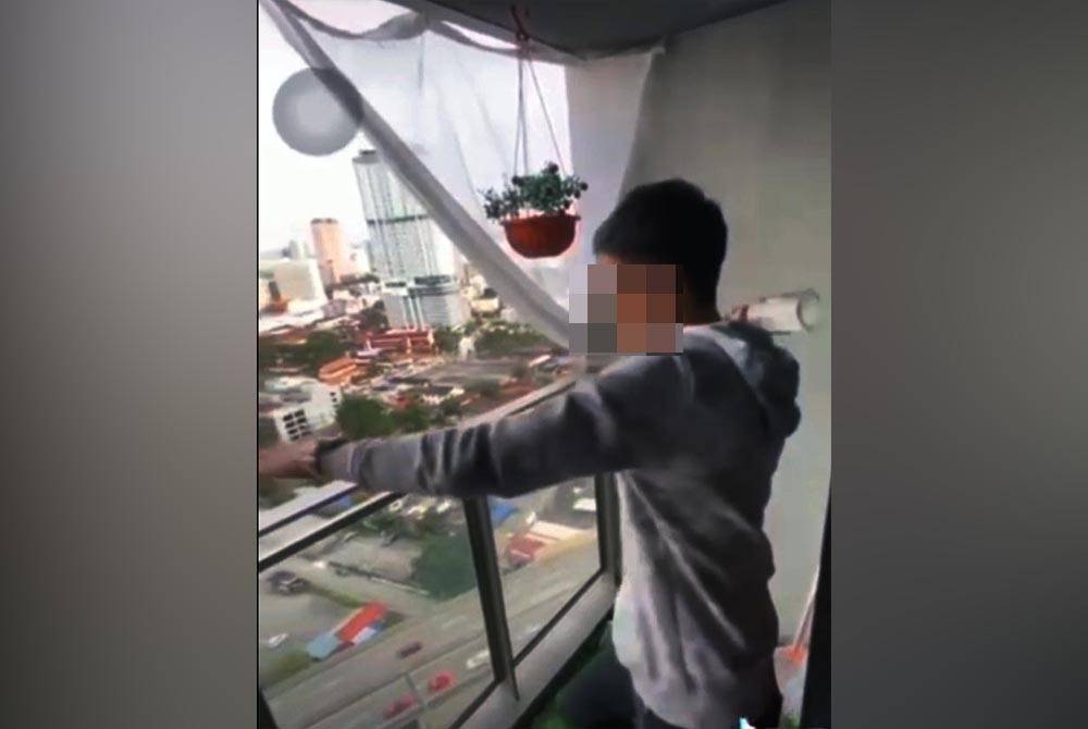 Tular video memaparkan seorang lelaki membaling botol kaca dari tingkat atas sebuah apartment ke arah jalan raya yang sesak pada Jumaat.