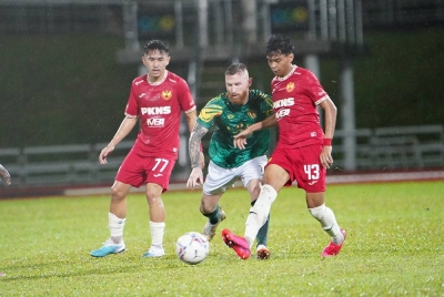 Pemain KDA FC, Lee Tuck (tengah) dikawal ketat dua pemain Selangor FC pada aksi Piala Harapan 2023 di Batu Kawan, Pulau Pinang pada malam Khamis. FOTO KDA FC