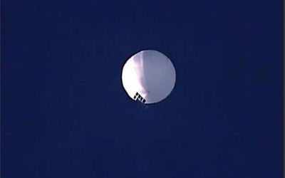 Sebuah belon beraltitud tinggi kelihatan terapung di udara Billings, Montana, 1 Februari 2023. Foto: AP