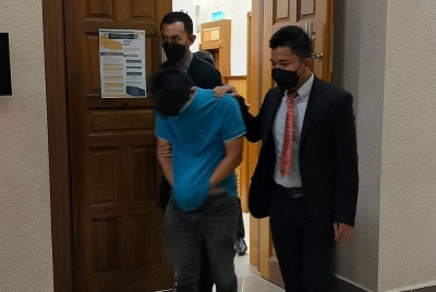 Tertuduh diiringi pegawai SPRM keluar dari mahkamah selepas dihukum penjara enam bulan serta denda RM8,000 setelah mengaku bersalah memalsukan tandatangan penerima bayaran tunai libatkan peneroka sebuah tanah rancangan Felda di Bera kira-kira tiga tahun lalu.