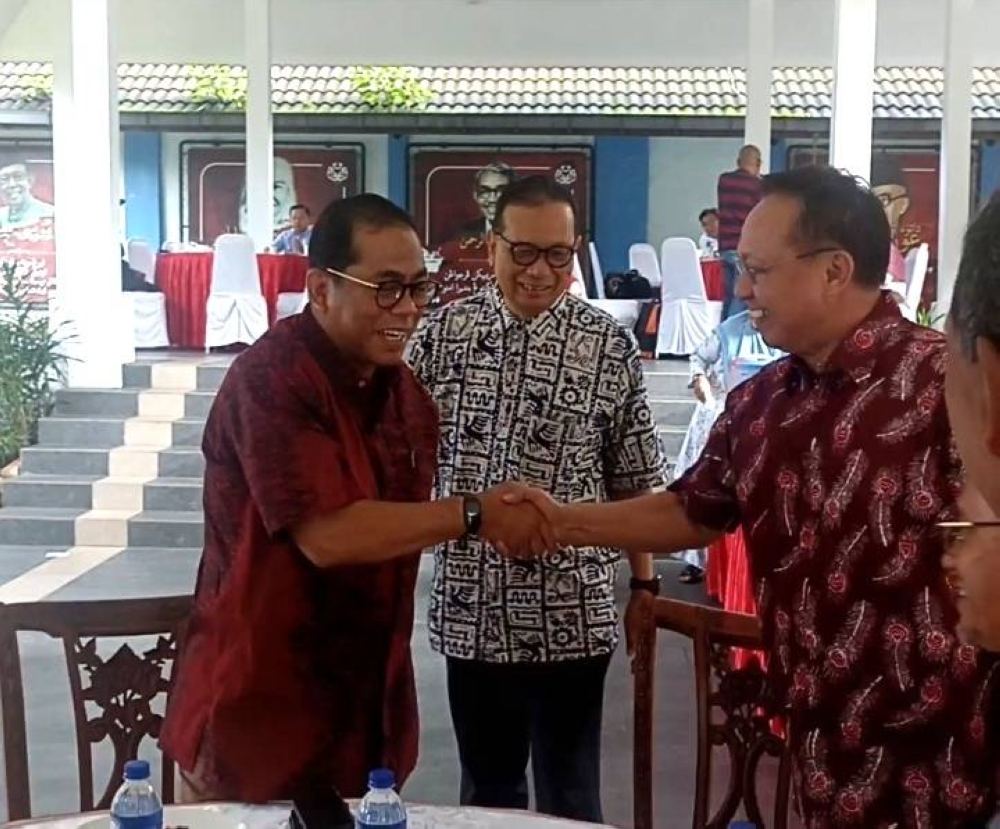 Hasni (kanan) bersalaman dengan Mohamed Khaled di bangunan UMNO Johor pada Sabtu.