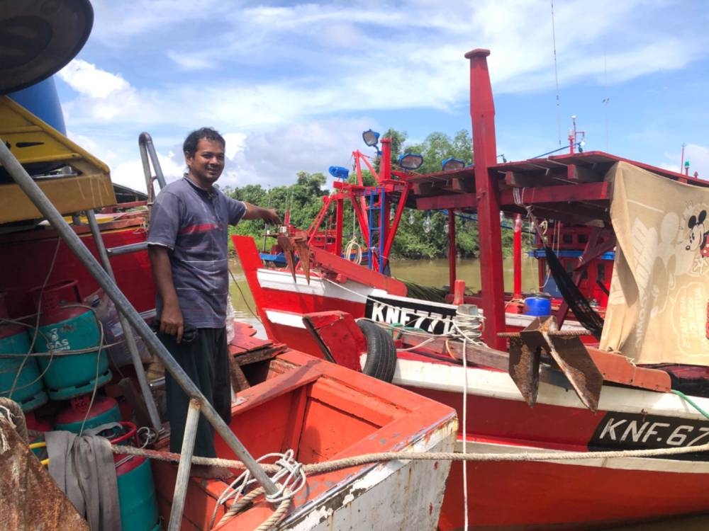 Mayaki menunjukkan contoh bot lampu yang dinaikinya tenggelam dalam kejadian bot karam pada Sabtu.