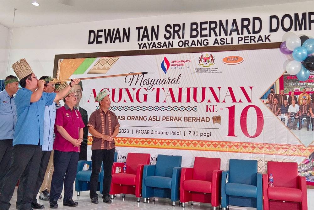 Ewon menyumpit belon simbolik merasmikan program Sesi Sembang Santai Bersama Masyarakat Orang Asli di Pusat Kecemerlangan Orang Asli Perak di Simpang Pulai pada Sabtu.