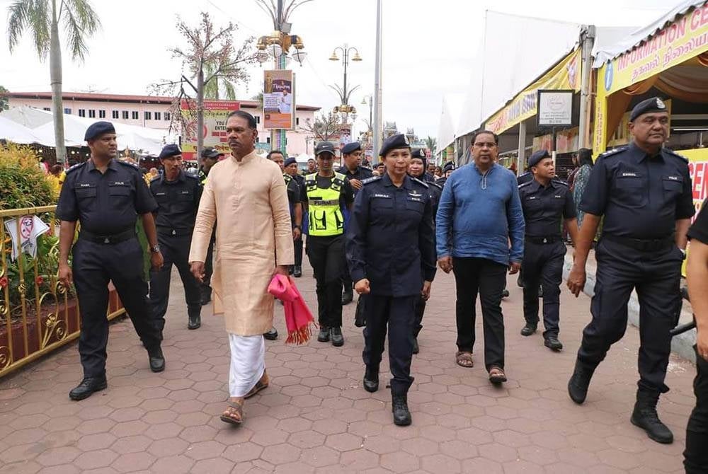 Sasikala Devi bersama pegawainya hadir memantau penugasan anggotanya di sekitar Batu Caves, Gombak pada Sabtu. Foto: Facebook Polis Selangor