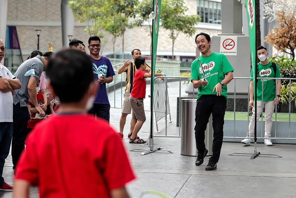 Rashid meluangkan masa untuk bermain badminton bersama peminatnya pada Program Charity At Heart Milo di sebuah pusat beli-belah pada Sabtu. - Foto: Bernama