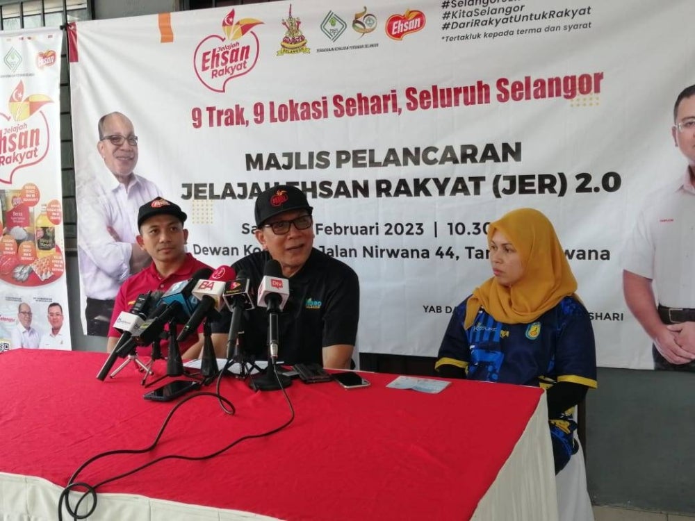 Izham (tengah) ketika sidang akhbar Pelancaran Jualan Jelajah Ehsan Rakyat 2.0 di Dewan Komuniti Taman Nirwana pada Sabtu.