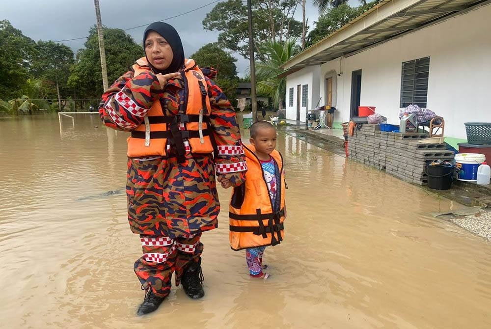 Seorang daripada kanak-kanak yang diselamatkan anggota bomba di asrama tahfiz di Kampung Baru Sungai Mas, Kota Tinggi pada Sabtu.
