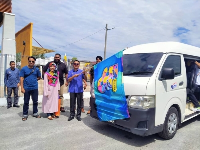 Mohd Azlan Helmi (kanan) melepaskan kumpulan konvoi sempena Karnival Wow Perak FM di Arena Tualang Sekah pada Sabtu.