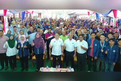 Tian Soon (tujuh dari kanan) ketika menyempurnakan Majlis Pelancaran Projek Akuagro Rukun Tetangga (RT) Johor di Taman Kota Masai, Pasir Gudang, pada Sabtu.