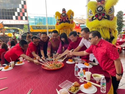 Kon Yeow (tiga dari kanan) menggaul Yee Sang di Majlis Rumah Terbuka Tahun Baru Cina Kadun Komtar pada Sabtu.