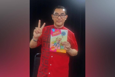 Mohd Nazaruddin bersama buku komik berjudul ‘Fuiyoo Senangnya Matematik’.