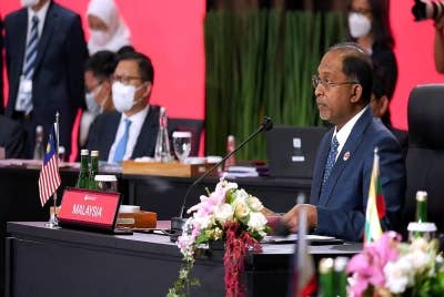 Zambry (kanan) mengetuai delegasi Malaysia semasa hadir bersama menteri-menteri negara anggota ASEAN dalam ACC ke-32 bermula hari ini. Foto Bernama