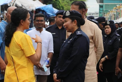 Sasikala Devi berkesempatan bertemu pengunjung ketika hadir memantau penugasan anggotanya di sekitar Batu Caves, Gombak pada Sabtu. Foto: Facebook Polis Selangor