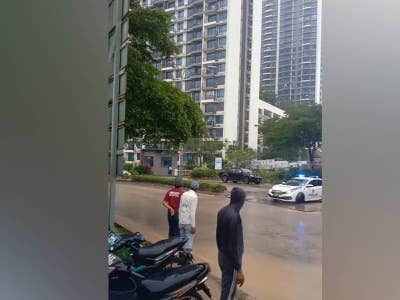 MPV polis mengejar dan mengepung sebuah kereta yang melarikan diri di Taman Damansara Alif, Johor Bahru pada Jumaat.