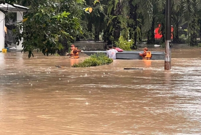 Anggota bomba menyelamatkan 19 mangsa banjir di asrama tahfiz Kampung Baru Sungai Mas, Kota Tinggi pada Sabtu.