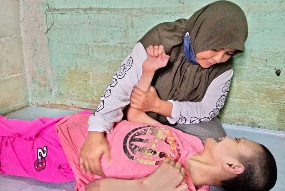 Hazana berbual bersama Siti Zulaiha yang ditempatkan di sebuah bilik bagi memudahkan pergerakan.