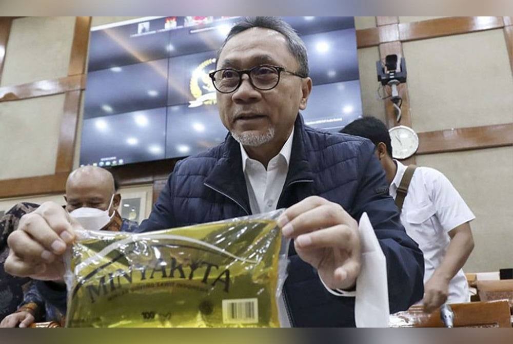 Zulkifli menunjukkan produk minyak masak bersubsidi atau MinyaKita. - Agensi