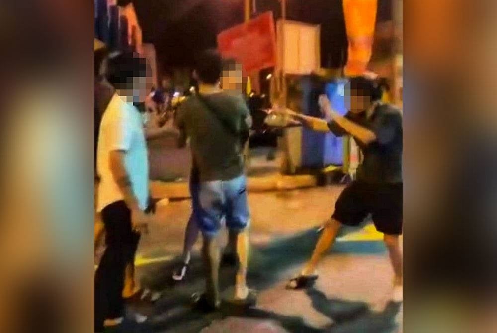 Tular klip rakaman video pergaduhan itu di Facebook pada Sabtu.
Pix ihsan PDRM