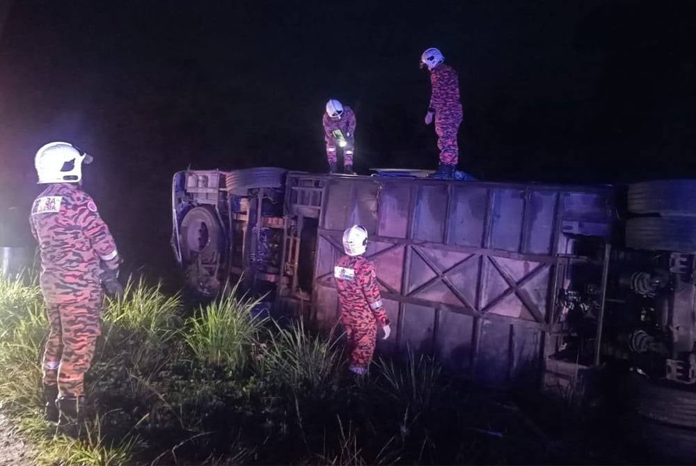 Anggota bomba melakukan pemeriksaan ke atas bas yang terbalik di KM19, Jalan Lurah Bilut-Raub di Bentong pada malam Sabtu bagi memastikan semua mangsa selamat di bawa keluar.