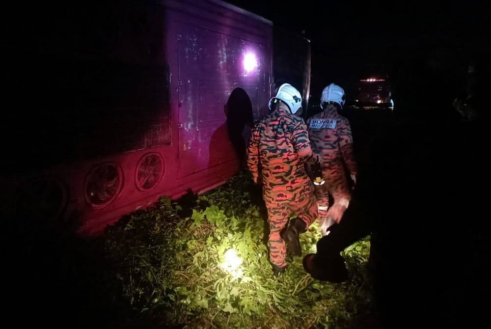 Anggota bomba melakukan pemantauan di lokasi kemalangan bas di KM19, Jalan Lurah Bilut-Raub di Bentong pada malam Sabtu bagi memastikan keadaan benar-benar selamat sebelum operasi ditamatkan.