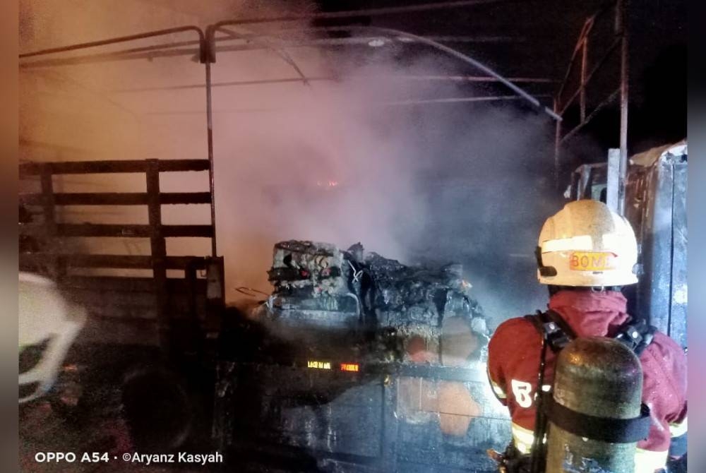 Anggota bomba sedang memadamkan kebakaran melibatkan sebuah lori berhampiran Plaza Tol Batu Tiga Lebuhraya Persekutuan di sini pada Sabtu.