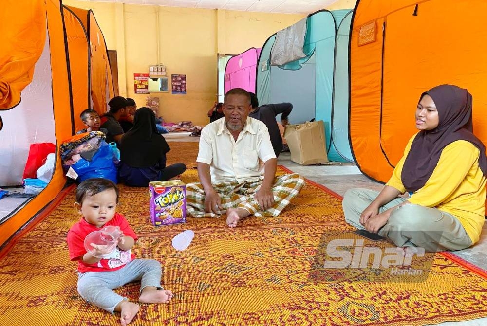 Abdul Majib bersama anak dan cucunya berpindah ke PPS SK Gual To' Deh jam 4.30 pagi pada Ahad selepas Kampung Bendang Perol, Rantau Panjang dinaiki air.