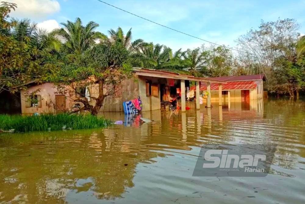 Keadaan rumah penduduk di Kampung Bendang Perol, Rantau Panjang yang mula dinaiki air walaupun cuaca berada dalam keadaan baik.