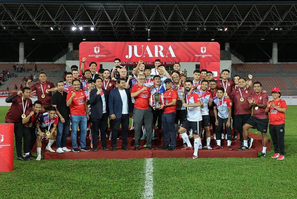 Pemain KL City FC meraikan kejayaan bersama selepas menjuarai Perlawanan Piala Menteri Wilayah Persekutuan 2023 malam Sabtu. - Foto Bernama