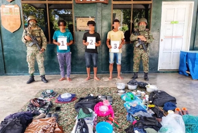 Tiga lelaki warga Myanmar yang ditahan ketika cuba melintasi sempadan di Bukit Kayu Hitam pada Sabtu.