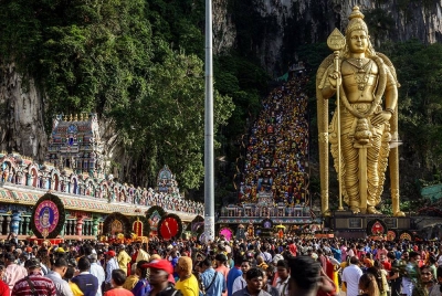 Penganut-penganut Hindu menaiki 272 anak tangga Kuil Sri Subramaniar Swamy, Batu Caves bagi menunaikan upacara keagamaan sempena perayaan Thaipusam. Foto Bernama.