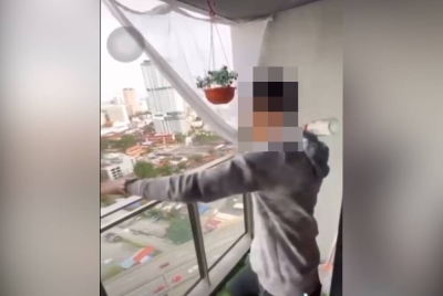 Tular video di media sosial tindakan seorang individu membaling botol dari balkoni sebuah kondominium pada Jumaat lalu.