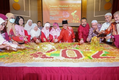 Dr Wan Azizah (lapan dari kiri) bersama Mohd Na'im (lima dari kanan) menggaul Yee Sang pada Jamuan Muhibah Yayasan Dakwah Islamiah Malaysia (Yadim) sempena Tahun Baharu Cina 2023 pada Ahad. - Foto: Bernama