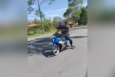 Seorang duda dilihat berkelakuan tidak senonoh sambil menunggang motosikal di Jalan Teroi-Sungai Yan, Kedah.