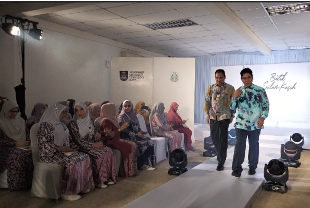 Mohd Nasir (kiri) dan Abdol Samad ketika merasmikan Program Soft Launching Produk Batik pada Ahad.