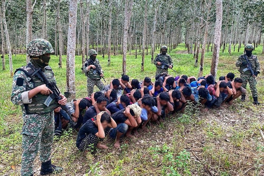 PATI yang ditahan ketika cuba membolosi sempadan negara pada Khamis.