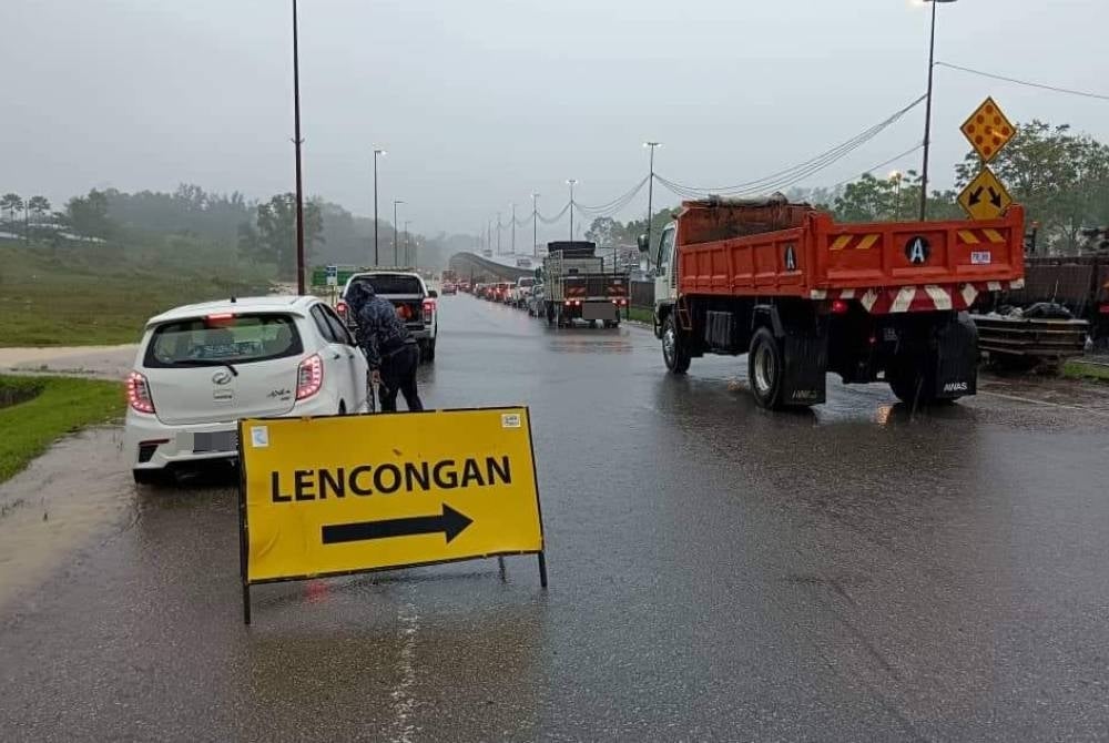 Limpahan air yang berlaku di Jalan Pintasan Kuantan berhampiran Kolej Widad menganggu kelancaran trafik.