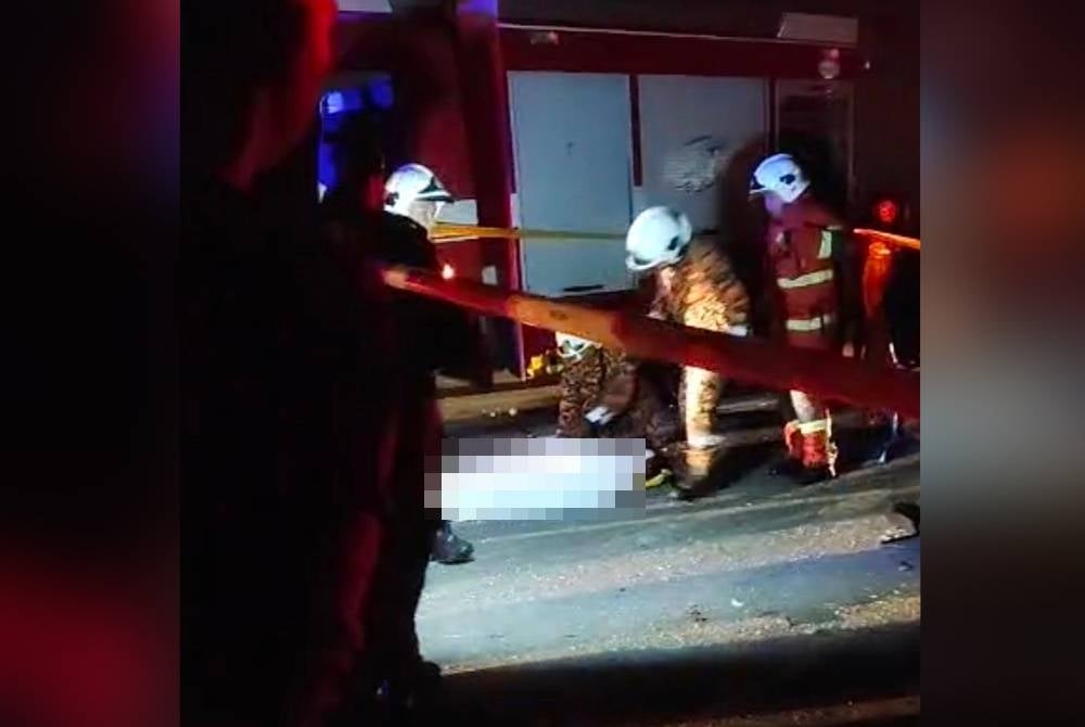 Mayat mangsa ditutup dengan kain berwarna putih selepas dikeluarkan daripada kenderaan yang remuk. - Foto media sosial