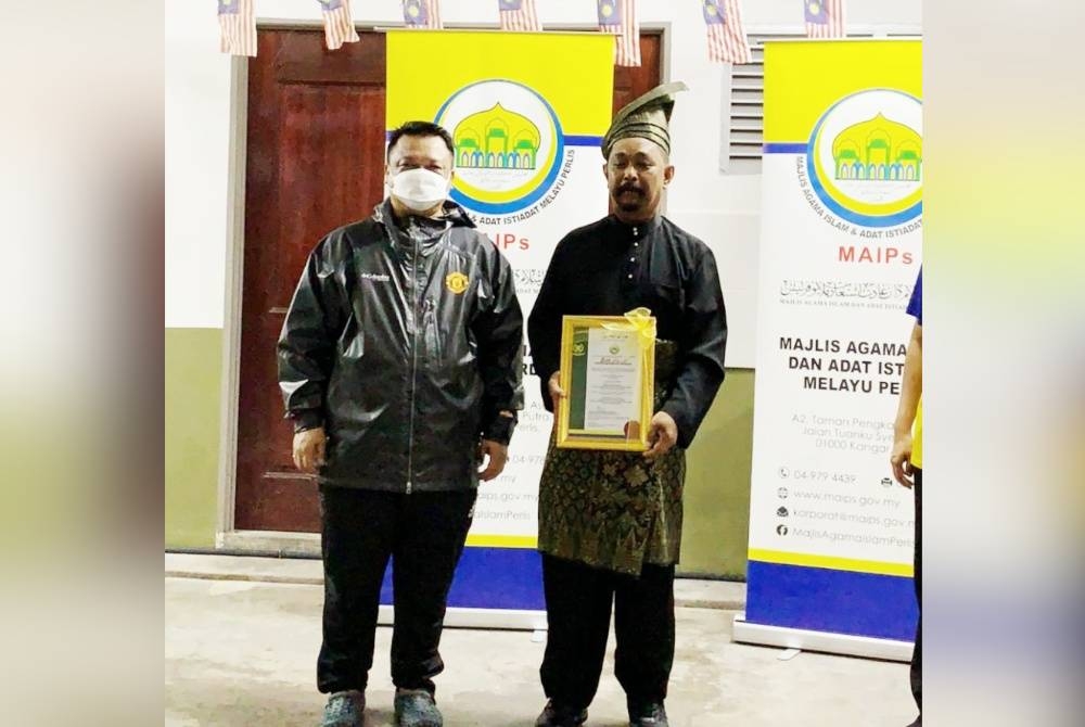 Khalipulzan (kanan) bergambar bersama Tuanku Syed Faizuddin ketika menerima sijil penghargaan.