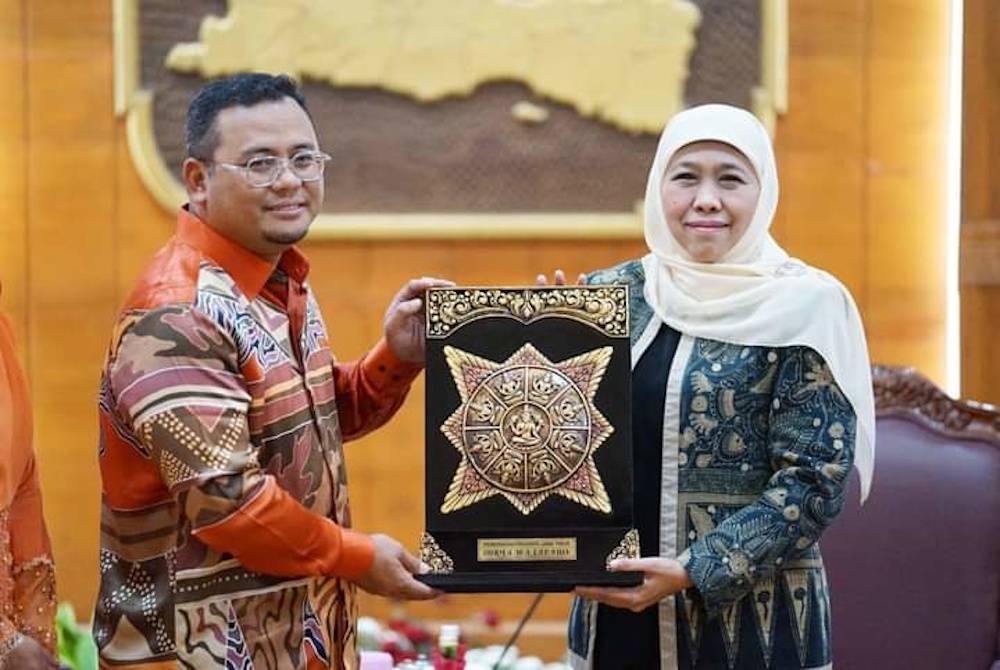 Pertemuan dua hala Amirudin bersama Khofifah di Surabaya, Indonesia itu termasuklah perbincangan mengenai aspek rangkaian bekalan makanan dan pelaburan. - Gambar Facebook Amirudin