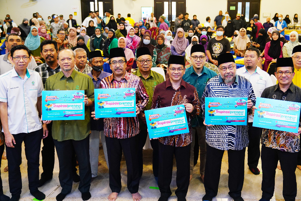 Mohd Na'im (tiga dari kanan) bergambar selepas melancarkan Pelan Pembangunan Komuniti Setempat YaPEIM di Masjid Jamek Kampung Baru, Kuala Lumpur pada Isnin.