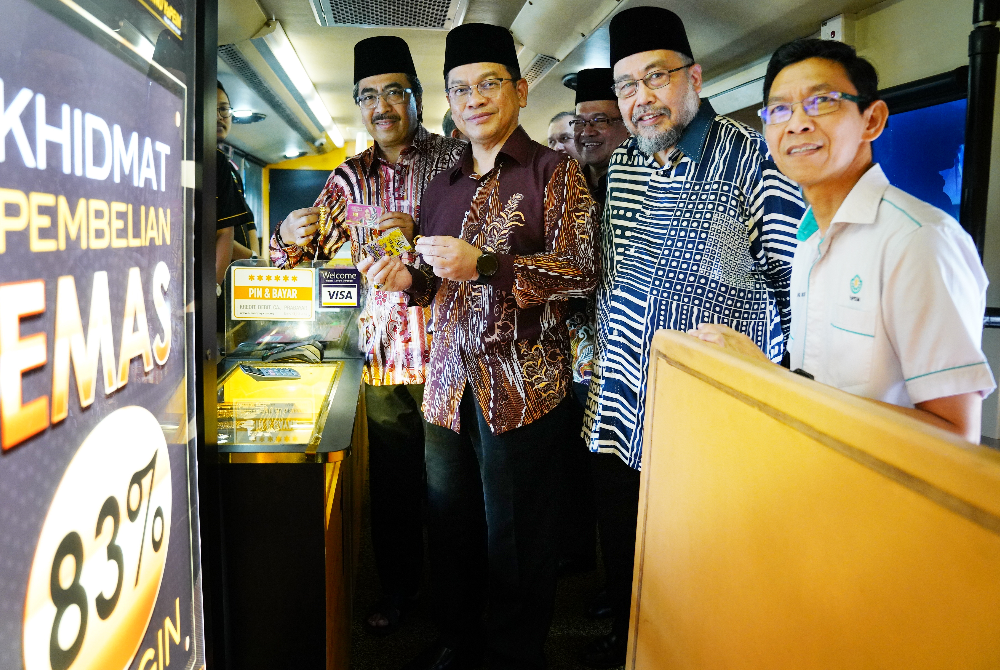 Mohd Na'im (dua dari kiri) melawat pameran sempena majlis pelancaran Pelan Pembangunan Komuniti Setempat YaPEIM di Masjid Jamek Kampung Baru, Kuala Lumpur pada Isnin.