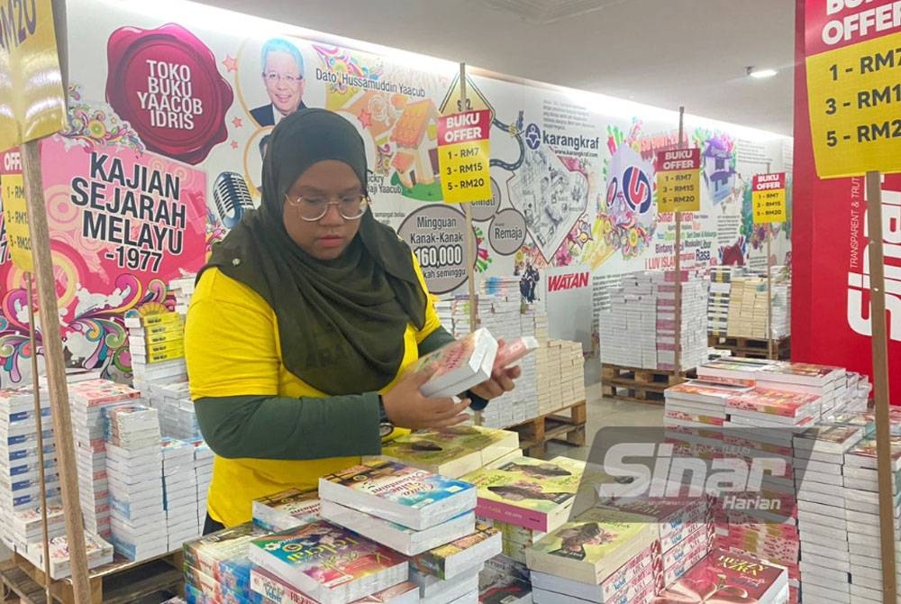 Anis ketika menyusun buku-buku di Jualan Gudang Karangkraf 2023.