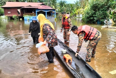 Anggota bomba membantu penduduk di Parit Jayus dan Parit Basri Darat di Yong Peng, Batu Pahat semasa melakukan pemantauan banjir.