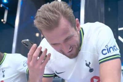 Kane menerima panggilan telefon daripada Conte. - Foto Agensi