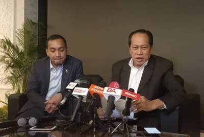 Ahmad ( kanan) dan Onn Hafiz (kiri) pada sidang akhbar selepas Majlis Dialog Belanjawan 2023 peringkat negeri, di Bangunan Sultan Ismail pada Isnin.