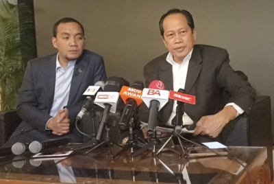 Onn Hafiz (kiri) dan Ahmad Maslan (kanan) pada sidang akhbar Majlis Dialog Belanjawan 2023 peringkat negeri di Bangunan Sultan Ismail, pada Isnin.