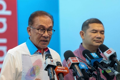 Anwar (kiri) pada sidang media di Ibu Pejabat PKR di Petaling Jaya pada Isnin.