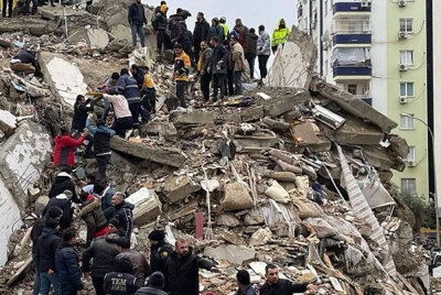 Anggota penyelamat mencari mangsa yang terperangkap di bandar Sanliurfa selepas gempa bumi berukuran 7.8 magnitud landa Turkiye. - AFP