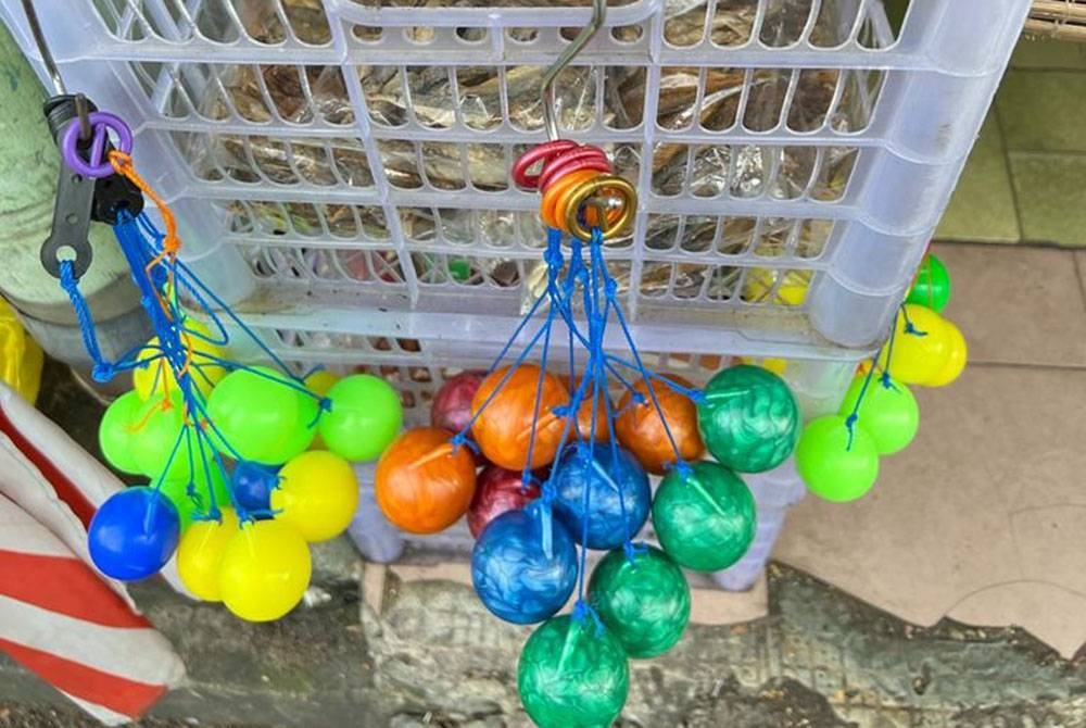 Alat mainan lato-lato yang dijual secara berleluasa dan menjadi kegilaan dalam kalangan pelajar sekolah.